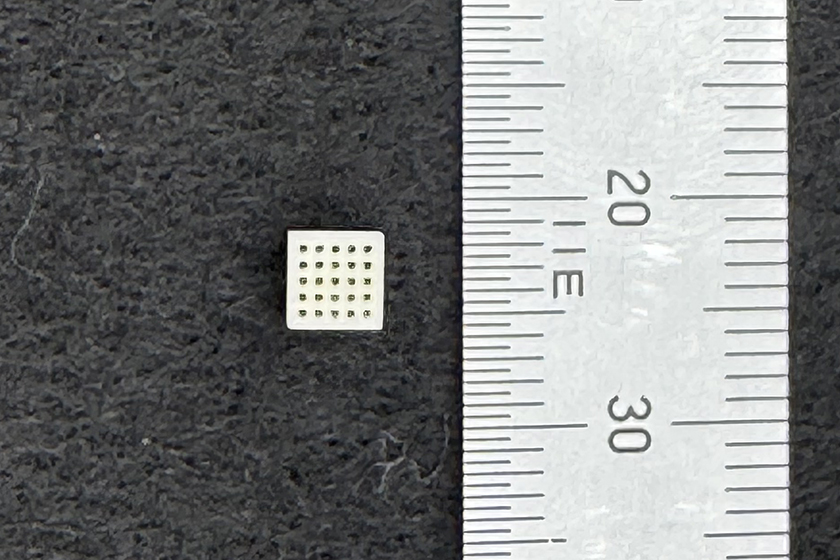 0.2㎜角の穴加工品(PTFE4㎜角)